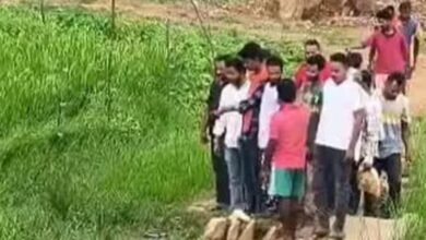 करंट की चपेट में आने से 2 युवकों की मौत, खेत में मिली लाश