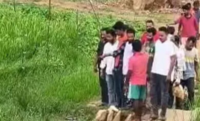 करंट की चपेट में आने से 2 युवकों की मौत, खेत में मिली लाश