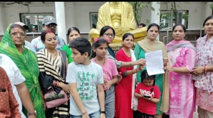 दुकान आबंटन के लिए चक्कर काट रहे व्यवसायी, निगम ने वादा कर चलाया था बुलडोजर