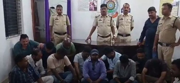Raiding action: फार्महाउस में पुलिस की रेड, लाखों रुपये कैश के साथ 15 आरोपी गिरफ्तार 1 फार्महाउस में पुलिस की रेड, लाखों रुपये कैश के साथ 15 आरोपी गिरफ्तार