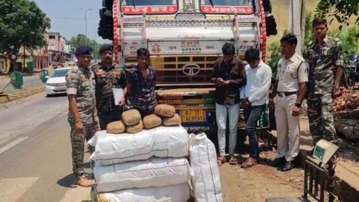 Smuggler arrested: 3 अंतर्राज्यीय गांजा तस्कर गिरफ्तार, 100 किलो गांजा जब्त 1 3 अंतर्राज्यीय गांजा तस्कर गिरफ्तार, 100 किलो गांजा जब्त