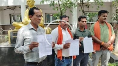 Villagers upset: गांव के सरपंच से लेकर ग्रामीण परेशान, अवैध शराब पर रोक और मनरेगा भुगतान के लिए लगाई गुहार 10 गांव के सरपंच से लेकर ग्रामीण परेशान, अवैध शराब पर रोक और मनरेगा भुगतान के लिए लगाई गुहार