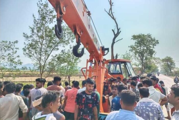 The havoc of speed: क्रेन की टक्कर से बाइक सवार युवक की मौत, आरोपी मौके से फरार 1 क्रेन की टक्कर से बाइक सवार युवक की मौत, आरोपी मौके से फरार