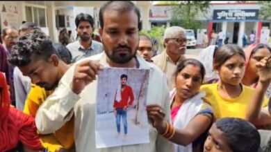 युवक की संदिग्ध मौत पर दो महीने बाद भी कार्रवाई नहीं, परिजनों ने किया SP कार्यालय का घेराव