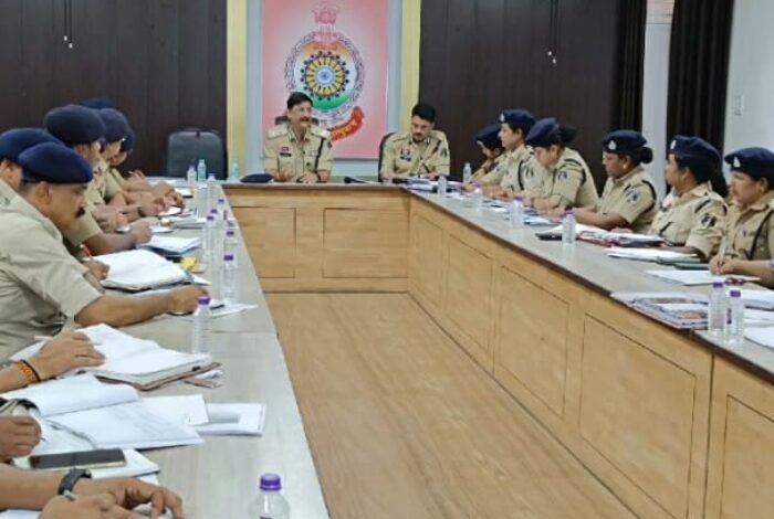 review meeting: IG ने ली पुलिस अधिकारियों की समीक्षा बैठक, अनुशासन और प्रशिक्षण को प्राथमिकता के साथ दिए कई अहम निर्देश 1 IG ने ली पुलिस अधिकारियों की समीक्षा बैठक, अनुशासन और प्रशिक्षण को प्राथमिकता के साथ दिए कई अहम निर्देश