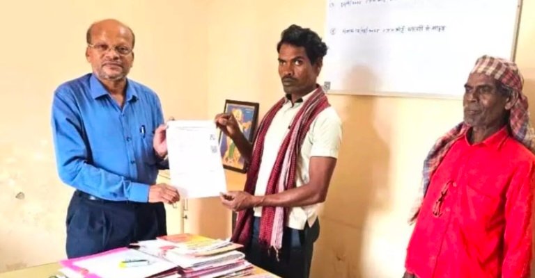 महासमुंद: श्रमिक श्यामलाल को मिला पंजीयन प्रमाण पत्र, अब योजनाओं का मिलेगा लाभ 1 IMG 20250502 150545