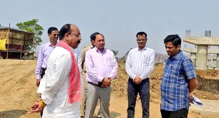 डिप्टी सीएम अरुण साव ने अभनपुर में ओवरब्रिज का किया निरीक्षण 1 IMG 20250503 131232