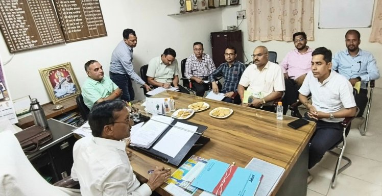 खरीफ 2025 की तैयारी शुरू, बीज और उर्वरक वितरण की समीक्षा बैठक सम्पन्न 1 IMG 20250503 133401