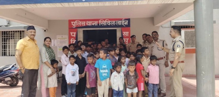 तालापारा मिनी बस्ती के बच्चों ने किया सिविल लाइन थाने का भ्रमण, सीखे कानून और सुरक्षा से जुड़े अहम पाठ 1 IMG 20250504 185018