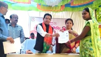 महासमुंद: समाधान शिविर में दो महिलाओं को मिला श्रमिक पंजीयन कार्ड, जताई खुशी 6 IMG 20250507 163855