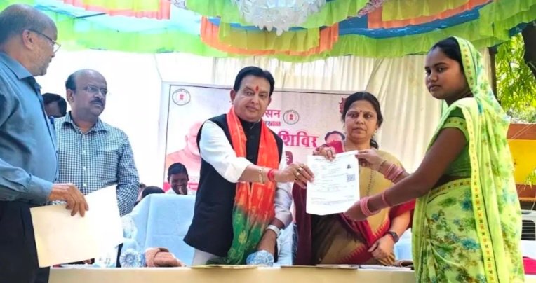 महासमुंद: समाधान शिविर में दो महिलाओं को मिला श्रमिक पंजीयन कार्ड, जताई खुशी 1 IMG 20250507 163855