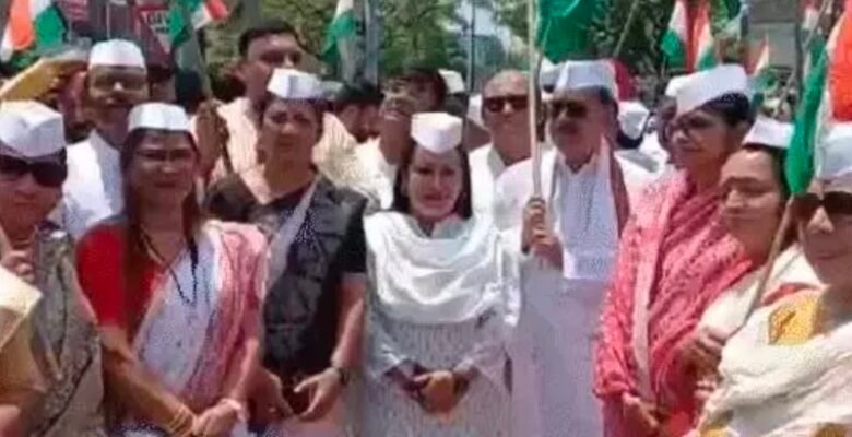 रायपुर: कांग्रेस ने निकाली तिरंगा यात्रा, ऑपरेशन सिंदूर की सफलता पर किया सम्मान 1 IMG 20250509 122017