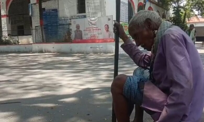 आवास की तीसरी किस्त के लिए बुजुर्ग की गुहार, अधूरे मकान में रहने को मजबूर 1 IMG 20250512 171755