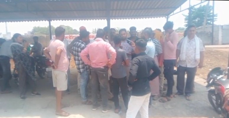 सकरी बिजली ऑफिस का घेराव, अघोषित बिजली कटौती से नाराज़ वार्डवासी 1 IMG 20250513 152107