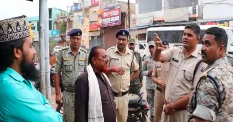 कबीरधाम में पुलिस की बड़ी कार्रवाई: अवैध रूप से रह रहे 9 संदिग्धों को पकड़ा 1 IMG 20250514 113442