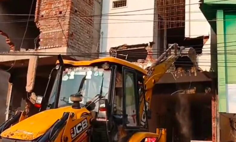 पुराने बस स्टैंड में अवैध निर्माण पर निगम की सख्त कार्रवाई, बुल्डोजर चलने से मचा हड़कंप 1 IMG 20250514 120942