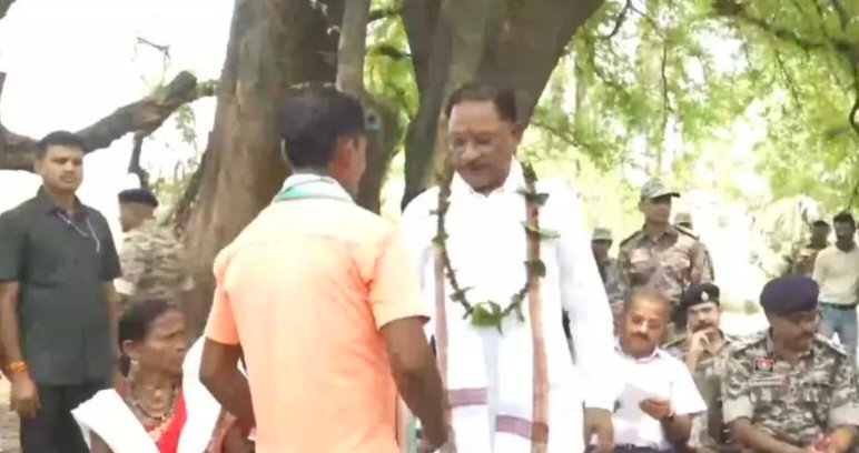 नक्सल प्रभावित मुलेर गांव पहुँचे मुख्यमंत्री विष्णुदेव साय, ग्रामीणों से खाट पर बैठकर सुनी समस्याएं 1 IMG 20250515 143445