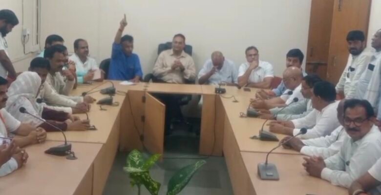 बिजली कटौती पर कांग्रेस का हल्ला बोल, विभाग को दिया अल्टीमेटम 1 IMG 20250518 121042