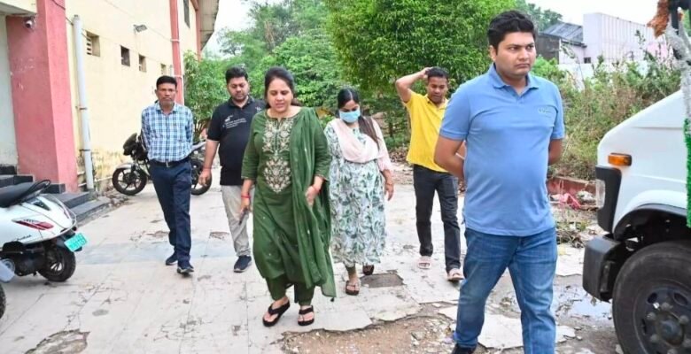 बारिश से पहले नालों की सफाई का निरीक्षण, महापौर और आयुक्त ने दिए सख्त निर्देश 1 IMG 20250518 125613