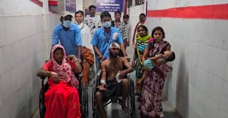 तखतपुर में बस और ट्रक की भिड़ंत, 20 यात्री घायल महिलाएं, बच्चे और बुजुर्ग गंभीर रूप से घायल, सिम्स रेफर 1 IMG 20250518 174502