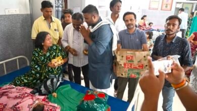 राजीव गांधी की पुण्यतिथि पर कांग्रेस ने मरीजों को बांटे फल 6 IMG 20250521 200219