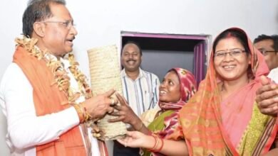 पहाड़ी कोरवा ग्राम पहुंचे मुख्यमंत्री विष्णु देव साय, जनजातीय परिवार ने किया पारंपरिक स्वागत 5 IMG 20250521 201341