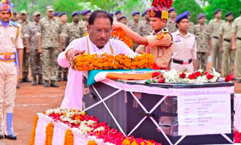 नक्सलियों से लड़ते हुए शहीद हुए मेहुल सोलंकी, सीएम विष्णु देव साय ने दी अंतिम विदाई 1 IMG 20250523 134217