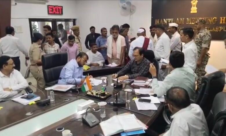 जनदर्शन में उमड़ी भीड़ ने खोली सुशासन की पोल, कलेक्टर ने सुनीं लोगों की समस्याएं 1 IMG 20250526 175744