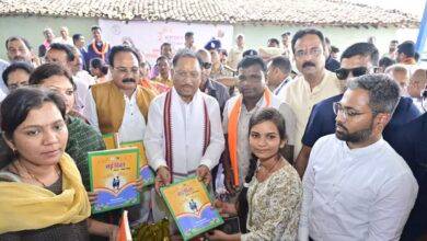 गांव मांदरी पहुंचे मुख्यमंत्री विष्णु देव साय, ग्रामीणों से की सीधी बातचीत, 3.90 करोड़ की घोषणाएं 5 IMG 20250528 163010