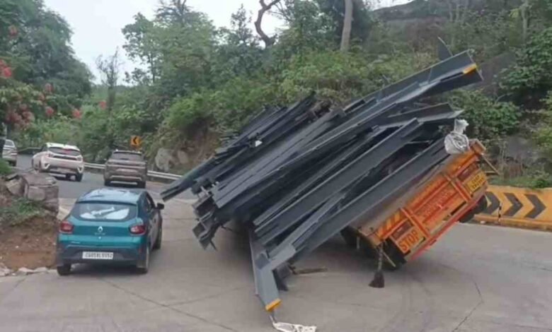 केशकाल घाटी में पलटी ट्रेलर, नेशनल हाइवे 30 पर आवाजाही ठप