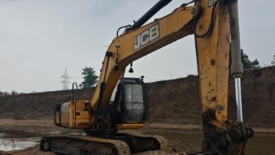 अवैध रूप से भंडारित 150 ट्रिप हाईवा रेत बरामद, 1 चैन माउंटेन मशीन और हाइवा जब्त