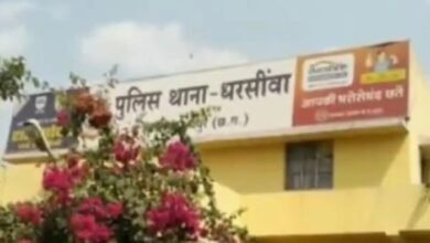 कुत्तों की मालकिन ने जमकर काटा बवाल, राहगीर मां बेटे को सरेराह चप्पलों से पीटा, फिर पालतू कुत्तों से कटवाया