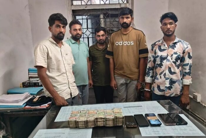 15 लाख की लूट की वारदात को अंजाम देने वाले 5 आरोपी गिरफ्तार, पीड़ित का परिचित ही निकला मास्टर माइंड