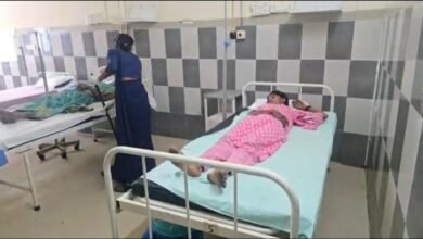 मोटरसाइकिल और स्कूटी की जोरदार टक्कर, विधायक की बेटी घायल