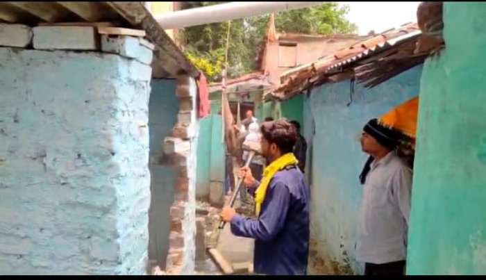 Corporation's action: नगर निगम का सख्त एक्शन, करबला क्षेत्र में अवैध निर्माण पर चला घन और सब्बल 1 नगर निगम का सख्त एक्शन, करबला क्षेत्र में अवैध निर्माण पर चला घन और सब्बल