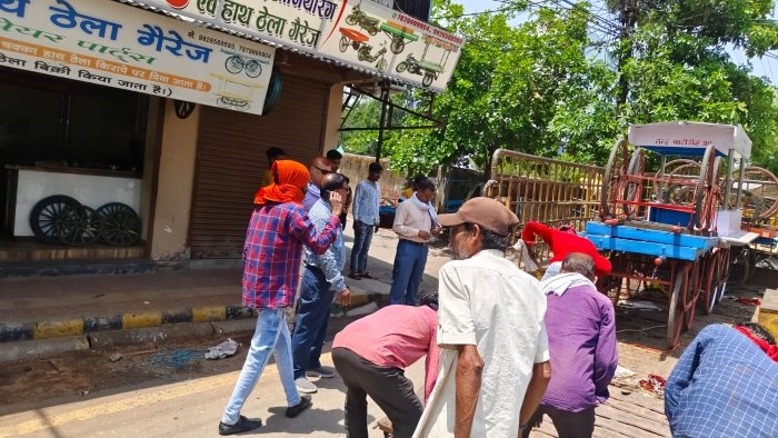 नगर निगम की कार्रवाई, ठेले-गुमटियां जब्त