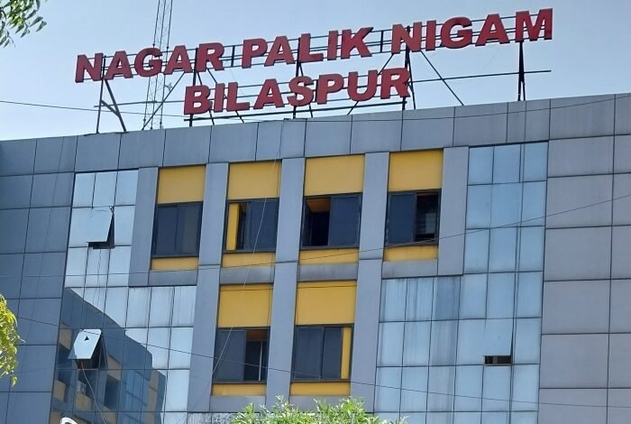 निगम अधिकारियों की मिलीभगत से हो रही कार्रवाई, तीन मंजिला अवैध निर्माण नजर से दूर