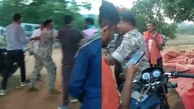 ASI ने बीच सड़क पर आदिवासी को पटक-पटक कर मारा, SP ने किया लाइन हाजिर