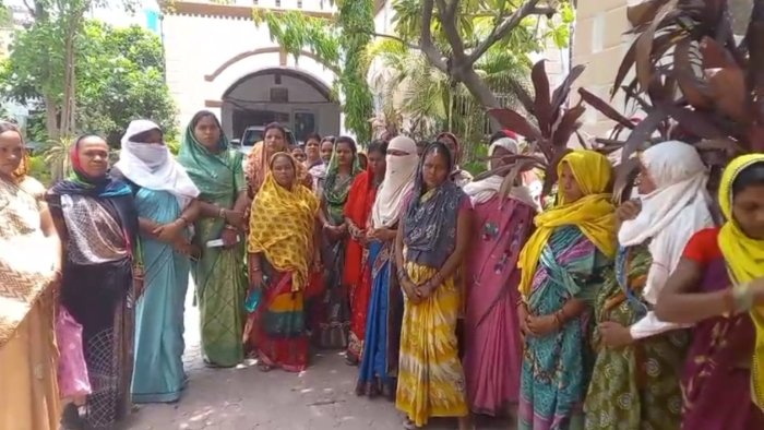 सरकारी जमीन पर मकान बनाकर 15 सालो से कर रहे देह व्यापार, महिलाओं ने SP को सौंपा ज्ञापन, पुलिस पर लगाए मिलीभगत का आरोप