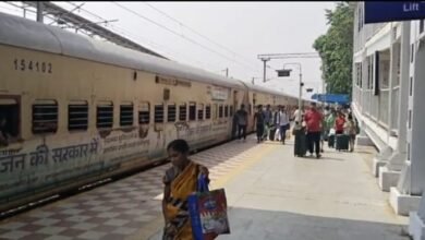 उसलापुर स्टेशन में गर्मी से बेहाल यात्री, शेड विस्तार की मांग तेज