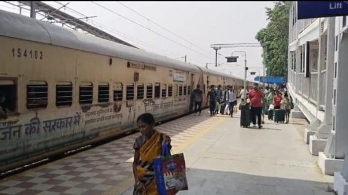 उसलापुर स्टेशन में गर्मी से बेहाल यात्री, शेड विस्तार की मांग तेज