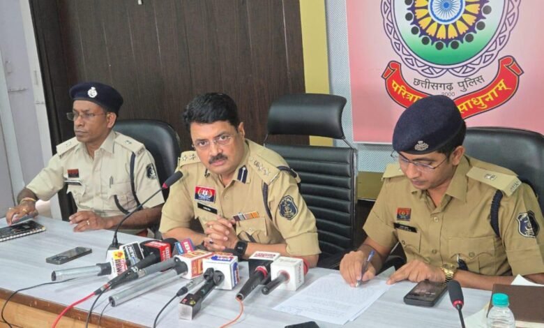 big news: सांप के काटने से मौत बताकर शव को दफनाया, 18 महीने बाद अब फोरेंसिक टीम करेगी जांच 1 सांप के काटने से मौत बताकर शव को दफनाया, 18 महीने बाद अब फोरेंसिक टीम करेगी जांच