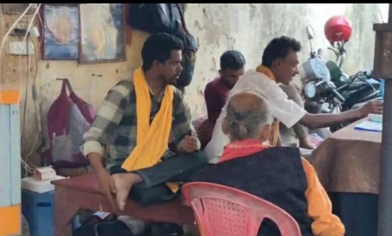 Railway News: रेलवे स्टेशन की पार्किंग बना नशेड़ियों का अड्डा, वायरल वीडियो में हुआ खुलासा 1 रेलवे स्टेशन की पार्किंग बना नशेड़ियों का अड्डा, वायरल वीडियो में हुआ खुलासा