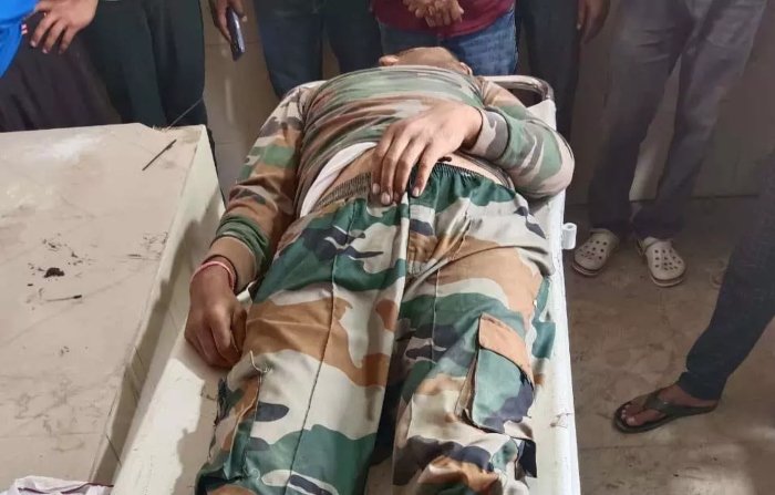 Terror of the Mafia: रेत माफियाओं ने आरक्षक की ट्रैक्टर से कुचलकर ली जान, थाना प्रभारी सस्पेंड 1 रेत माफियाओं ने आरक्षक की ट्रैक्टर से कुचलकर ली जान, थाना प्रभारी सस्पेंड