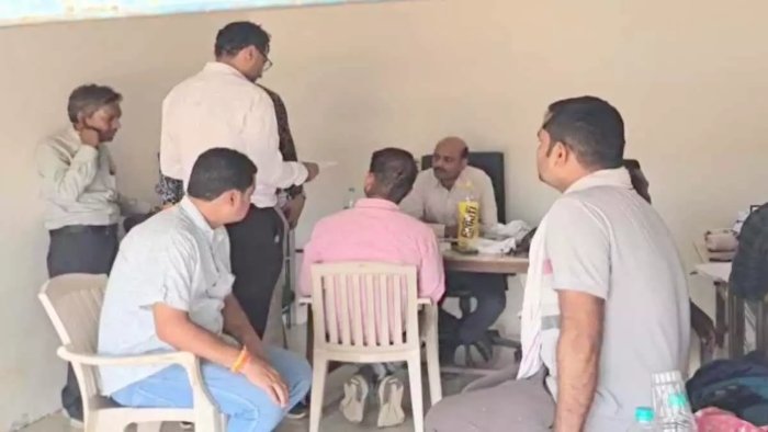 Bribe-taking Patwari: रिश्वतखोर पटवारी गिरफ्तार, ACB ने 20 हजार रिश्वत के साथ रंगेहाथों पकड़ा 1 रिश्वतखोर पटवारी गिरफ्तार, ACB ने 20 हजार रिश्वत के साथ रंगेहाथों पकड़ा