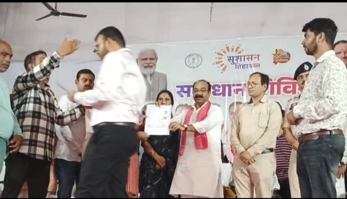 समाधान शिविर में पहुंचे उपमुख्यमंत्री, हितग्राहियों को मिले जरूरी दस्तावेज, आयुष्मान और राशन कार्ड का किया गया वितरण
