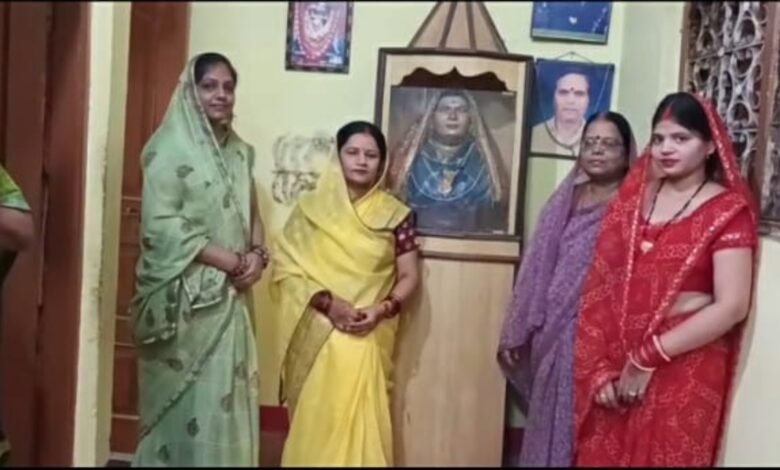 Unique custom: तंबोली परिवार में बहुओं ने सास की मूर्ति बनवाकर निभाया अनमोल रिश्ता, निधन के बाद भी करती हैं रोज़ पूजा 1 तंबोली परिवार में बहुओं ने सास की मूर्ति बनवाकर निभाया अनमोल रिश्ता, निधन के बाद भी करती हैं रोज़ पूजा