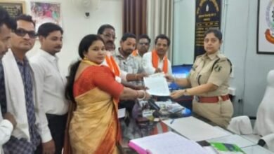 Memorandum: शिवसेना ने SP को सौंपा ज्ञापन, बाहरी लोगों के वेरिफिकेशन की उठाई मांग 2 शिवसेना ने SP को सौंपा ज्ञापन, बाहरी लोगों के वेरिफिकेशन की उठाई मांग