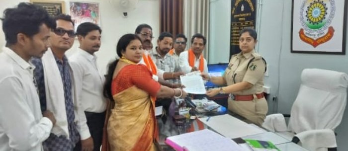 शिवसेना ने SP को सौंपा ज्ञापन, बाहरी लोगों के वेरिफिकेशन की उठाई मांग