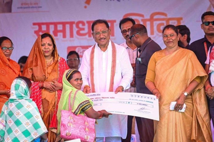 CM साय ने किया जशपुर का दौरा, हितग्राहियों को सौंपी चाबी, बोर्ड टॉपर्स का किया सम्मान